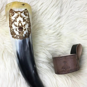 Corne à boire Viking de luxe artisanale naturelle avec support Accessoire de bière fraîche de style religieux - Product Image 1