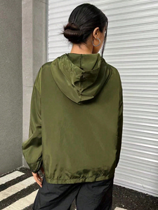 Chaqueta cortavientos de diseño superior 2025 para mujer, chaqueta cortavientos ligera con capucha disponible a precios razonables - Product Image 2