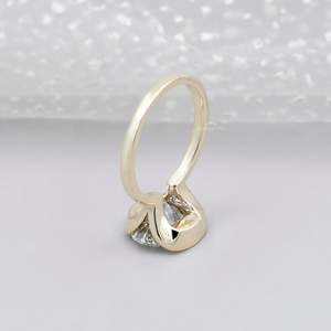 Bague de fiançailles ovale en or jaune avec diamant solitaire serti clos Est-Ouest - Product Image 4