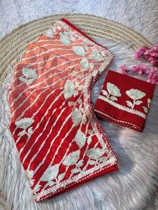 Sari de Chinon Suave con Estampado Digital Lehriya y Trabajo de Gota con Cinta, Fabricante de la India, Precio al por Mayor - Product Image 3