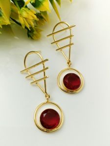 Modernos Pendientes de Cuarzo Rojo con Diseño Geométrico Dorado - Product Image 2
