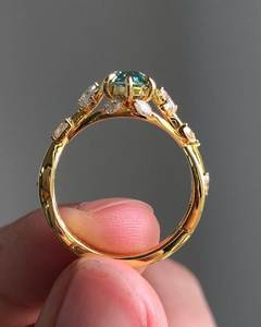 แหวนเพชรมอยส์ซอไนต์เกรดสูงที่มีผิวขัดเงาสวยงามและเปล่งประกายยาวนานเหมาะสำหรับเป็นของขวัญและโอกาสพิเศษ - Product Image 3