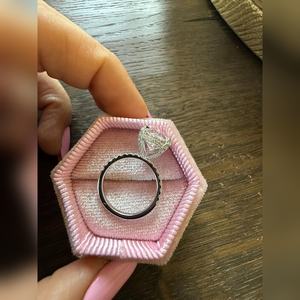 แหวนเพชรทรงรี 5.00 กะรัต ทองคำแท้ 18K สี F ความสะอาด VVS2 รับรองโดย IGI ดีไซน์วงแหวนซ่อนแบบหรูหรา สไตล์คนดัง ขายตรงจากโรงงาน - Product Image 1