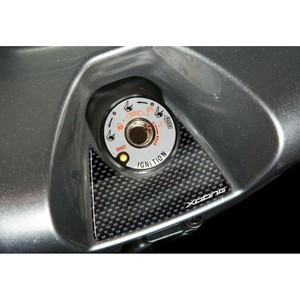 Protezione 3D per la zona chiave del serbatoio compatibile con lo scooter Kymco Xciting 400i 2012-2017 - Product Image 2