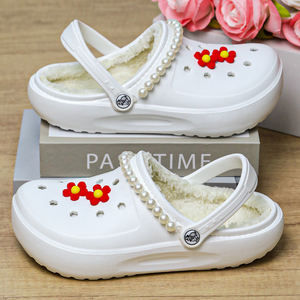 Sabots d'hiver doublés pour femmes, en coton polaire, semelle supérieure en EVA, antidérapants, légers, chauds, à enfiler, chaussures de <span class=keywords><strong>jardin</strong></span>, décor floral rouge perlé - Product Image 2