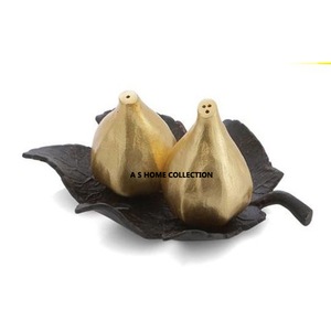 Tarro de sal y pimienta chapado en oro de diferentes estilos con base de diseño de hoja perfecto para vajilla elegante y acentos de utensilios de cocina - Product Image 1
