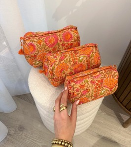 Estuche de Viaje Grande Personalizable, Hecho a Mano en India, con Diseño Floral Naranja Vintage, de Algodón, con Cierre de Cremallera, Ecológico, Duradero e Impermeable - Product Image 1