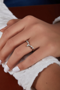 มาร์คีสตัดเพชรวงแต่งงานประดับรูปตัววีแหวนทองขาวแบบคู่กับเพชรที่สง่างามสำหรับชุดเจ้าสาว - Product Image 5