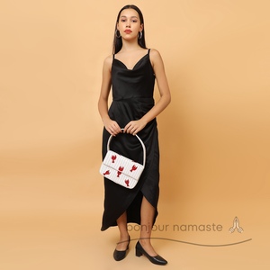 Borsa pochette con perline bianche con forconi rossi a mano borsa di dichiarazione ricamata a mano artigianale - Product Image 2