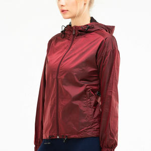 Chaquetas cortavientos impermeables transpirables al por mayor para mujer, chaquetas ligeras con capucha para mujer, para deportes al aire libre y ropa informal - Product Image 4