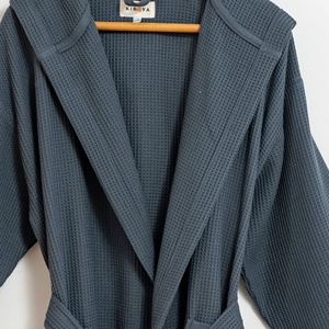 เสื้อคลุมอาบน้ำไมโครวาฟเฟิลแบบตุรกี คอปกผ้าคลุมไหล่ สีฟ้า-เทา - Product Image 4
