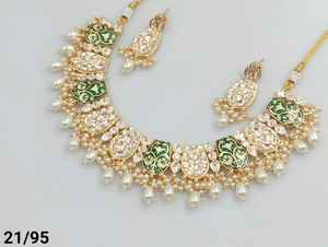 Conjunto de pendientes de collar de perlas de Gargantilla Kundan de tono dorado tradicional y de moda de lujo indio con Mangtikka para mujeres y niñas - Product Image 4