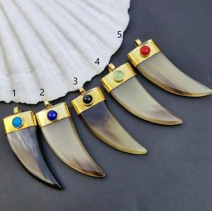 Pendentif en corne de buffle écologique de haute qualité avec incrustation en laiton pour bijoux de mode sur le thème de l'amour - Product Image 2