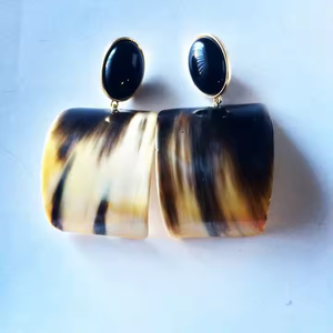 ต่างหูรูปวัวคุณภาพสูงดีไซน์แฟนซีต่างหูรูปเขาวัวสีธรรมชาติสำหรับผู้หญิงต่างหูจากงานฝีมือรูปพระจันทร์เสี้ยว - Product Image 5