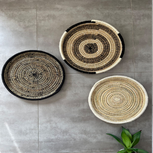 Grande plaque murale unique en herbe moonj avec un motif en spirale bleu et jaune segmenté, disponible au prix de gros. - Product Image 5