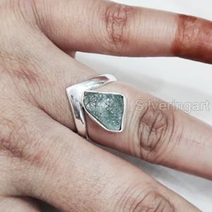 Joyería de piedra en bruto Anillo de mujer Aguamarina natural Piedra preciosa cruda Piedra natal de marzo V Corona Banda Joyería Anillo de plata esterlina 925 - Product Image 4