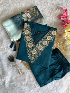 Nuevo Conjunto de Kurti, Pantalón y Dupatta de Seda Viscosa con Cuello en V, Completamente Cosido por Diseñadores - Product Image 3
