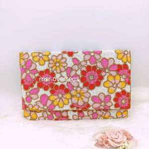 Vente en gros de sacs à main vintage à motifs floraux pochette à perles doublure en polyester multicolore décor de lettres à boutons - Product Image 3