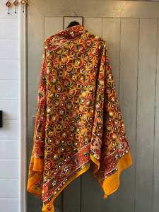 Dupatta en soie florale avec travail de miroir accrocheur, design ethnique élégant pour Navratri et Diwali, style chinon - Product Image 3