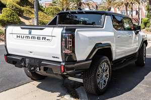 Atractivo GMC Hummer EV 3X Pickup 2024 con un sistema de triple motor de 1,000 caballos de fuerza y 11,500 lb-ft de torque - Product Image 4
