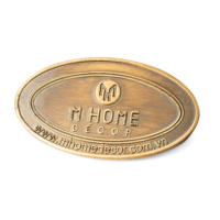 Plaques de nom et de logo personnalisées OEM en alliage de zinc durable et laiton, gravées, pour l'ameublement et l'étiquetage d'emballages 3A Vietnam