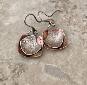 Boucles d'oreilles créoles en métal cuivré avec surface texturée conçues pour un usage polyvalent avec des tenues décontractées ou habillées - Product Image 1