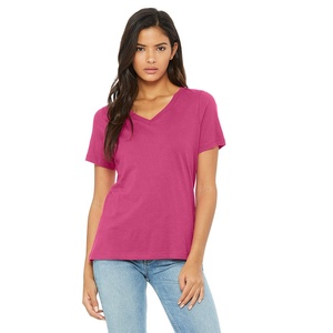 T-shirt à manches courtes en jersey décontracté pour femme Bella Canvas, couleur Berry, col en V, 100% coton peigné Airlume, respirant - Product Image 1