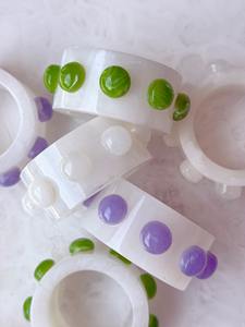 แหวนรองจานแบบทันสมัย เป็นมิตรกับสิ่งแวดล้อม ทำจากเรซิ่นและโลหะ  สามารถปรับแต่งได้  ตกแต่งโต๊ะสำหรับทุกโอกาส โดย faizacraft - Product Image 3