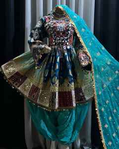 Vestido Tradicional Afgano Kuchi para Bodas y Fiestas, Diseño Moderno 2025, con Bordado Intenso y Decoración de Borlas - Product Image 2