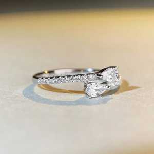 Élégante bague de contournement en diamant VVS Moissanite en forme de poire en or blanc 14 carats avec pavé bijoux - Product Image 3