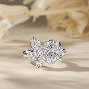 Anillo de Boda Jeulia Petal Bloom de Plata de Ley Chapada en Rodio con Incrustaciones de Garras - Product Image 4