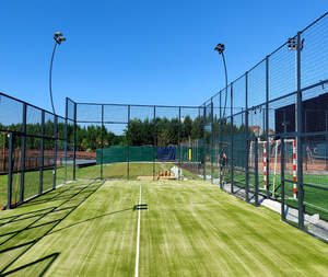 Équipement de terrain de padel extérieur portable autoportant en acier avec verre trempé et gazon artificiel - Couleur et logo personnalisables - Prix usine - Product Image 3