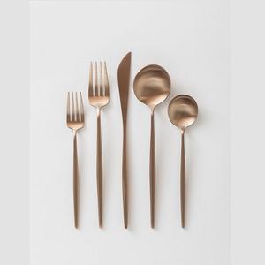 Juego de cubiertos de diseño clásico en acero inoxidable Juego de Cubiertos de Color dorado con mango de madera para uso doméstico Vajilla - Product Image 5