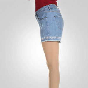 Short en jean décontracté pour femmes Pantalon en jean en coton grande taille avec logo bleu imprimé sur la taille Prix bon marché pour l'été - Product Image 3