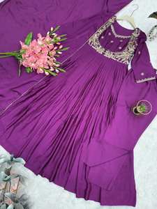 Ensemble Anarkali Kurta long traditionnel ethnique, lourdement brodé, à lacets, avec longue dupatta, grande taille, pour soirée, avec cristaux - Product Image 3