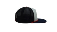 Gorra Trucker Retro de 3 Tonos Azul Marino, Blanco y Negro, con Logotipo Personalizado, Malla Roahm, Cierre a Presión y Cuerda Roja en Contraste