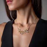 Collier avec pendentif en forme de feuille plaqué or et fausses perles pour femmes, bijoux élégants à porter au quotidien