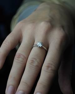 Bague de fiançailles solitaire blanche ronde de 6.5mm | Bague classique en or ou en argent pour femmes | Bijoux Moissanite CZ - Product Image 4