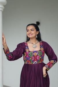 Vestido de fiesta de rayón con fabricante y proveedor de vestidos de trabajo Kutchi Gamthi de India a precio barato para la venta - Product Image 2