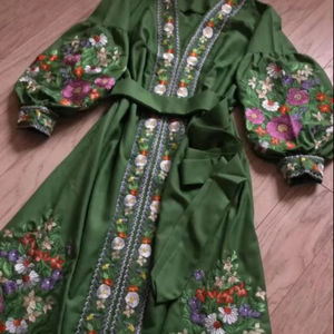 Robe d'hiver élégante et moderne avec broderie florale unique Magnifique tissage lourd Travail manuel écologique pour un look élégant - Product Image 1