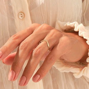 Anillo de banda de diamante Solo Natural personalizado de alta calidad y alta claridad Anillo de curva de bisel chapado en oro sólido de 10K Banda de diamante pequeña - Product Image 5