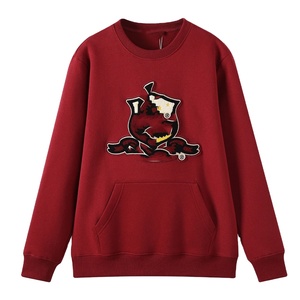 Sudadera de cuello redondo de forro polar roja y blanca para hermandades universitarias, corte regular, estilo urbano, invierno, con logo personalizado bordado frontal - Product Image 1