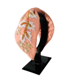 ที่คาดผมประดับดอกไม้และลูกปัด งานแฮนด์เมด คุณภาพส่งออก พรีเมียม ดีไซน์บูติก ฐานหุ้มผ้าเนื้อนุ่มแบบใหม่ รุ่น 2026 - Product Image 1