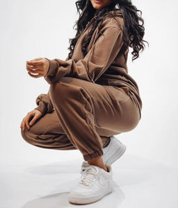 Hot Women's 2-Piece Sweat Suit Logo personnalisé Joggers et survêtement ensemble pour le printemps et l'automne Loose Fit Ladies Outfit - Product Image 5