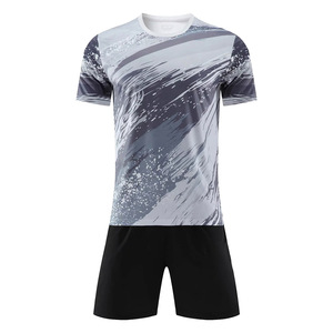 Tenue de football OEM de qualité professionnelle, ensemble maillot et short avec nom personnalisé, personnalisation de la marque, tissu respirant pour les équipes - Product Image 3