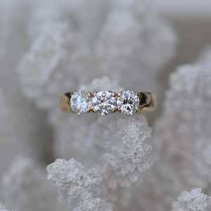 Joyería Sensual, Anillo de Compromiso y Aniversario con Tres Diamantes Cultivados en Laboratorio de 1.50 Quilates, Joyería Fina, Regalo, Oro Amarillo Sólido de 14K - Product Image 1