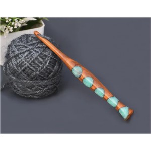 Crochet en bois de luxe fait main avec incrustation de résine, aiguilles à tricoter, outils de tissage en bois haut de gamme avec logo personnalisé pour le travail du fil - Product Image 4