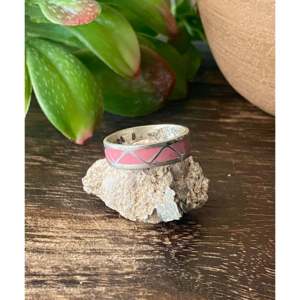Bague en argent sterling incrustée de corail rose taille 9.5, coupe géométrique en forme de poire, bijoux fins - Product Image 1