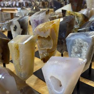 Géodes d'agate facettées sur support - Product Image 1