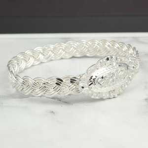 Bracelet torsadé à trois brins en argent sterling 925 gravé à la main avec motif floral - Product Image 2